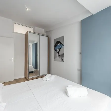 Blue Sensation Brand New In The Main Square 100 Mbs * Durres